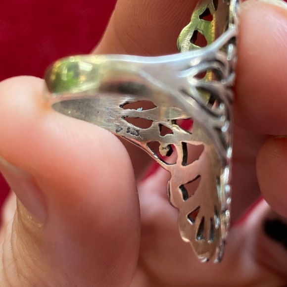 Chunky but feminine silver ring - Picture 2 of 2